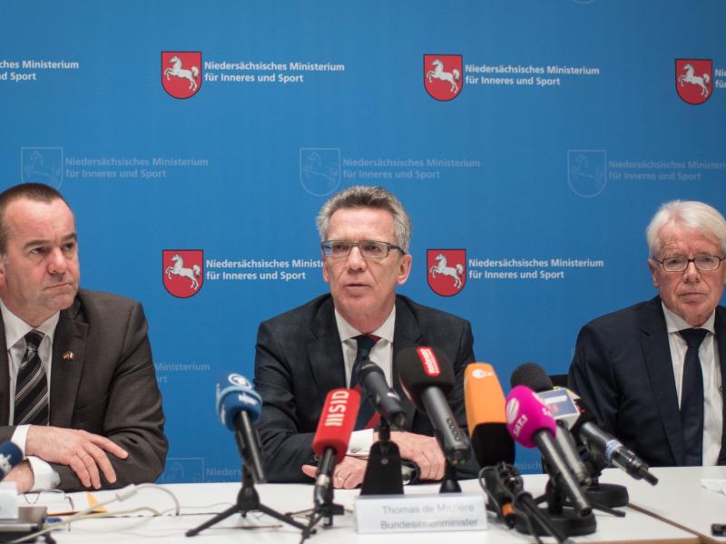 Reinhard Rauball (r.) gab bekannt, die Austragung des kommenden Bundesliga-Spieltags sei unsicher Reinhard Rauball (r.) gab bekannt, die Austragung des kommenden Bundesliga-Spieltags sei unsicher