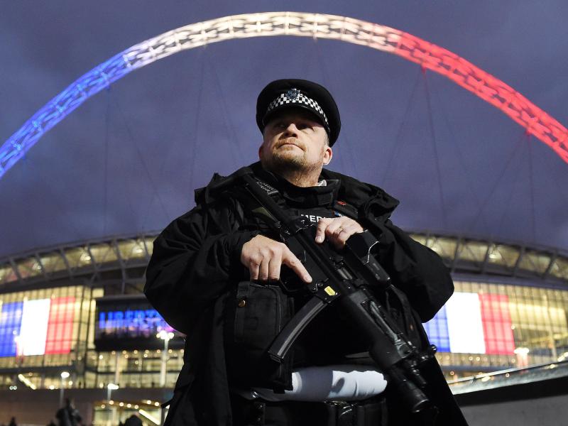 Nach den Anschlägen von Paris wird auch bei den Spielen in England die Sicherheit erhöht