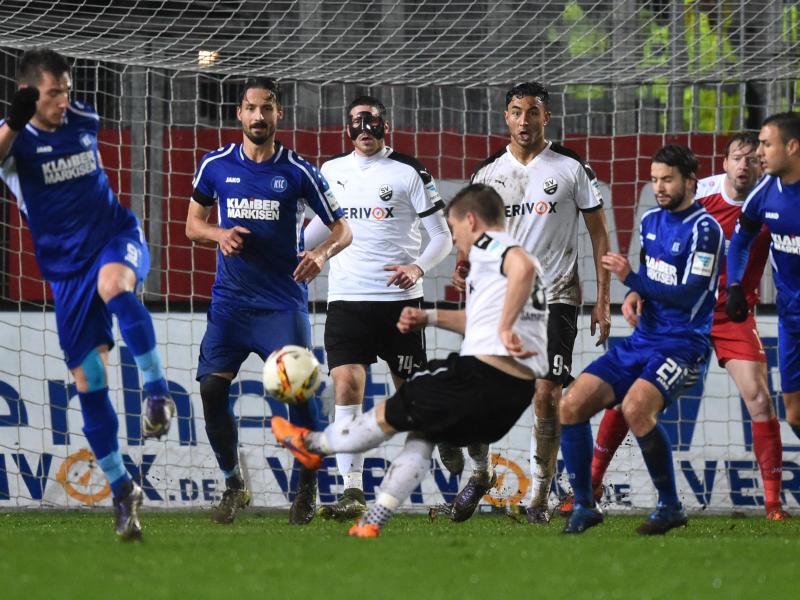 Denis Linsmayer erzielt das 1:0 für Sandhausen gegen den KSC