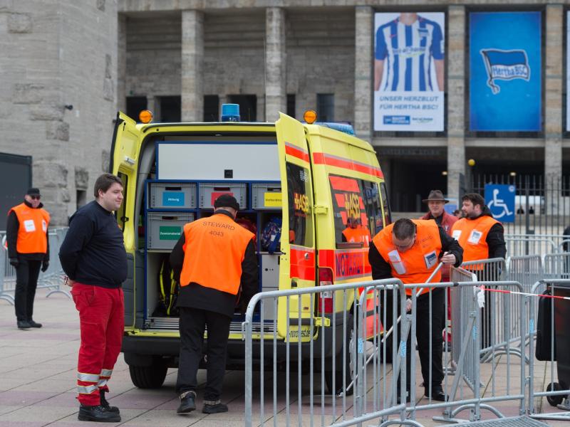 Auch ein Krankenwagen und die Besatzung werden vor dem Olympiastadion von Sicherheitskräften kontrolliert