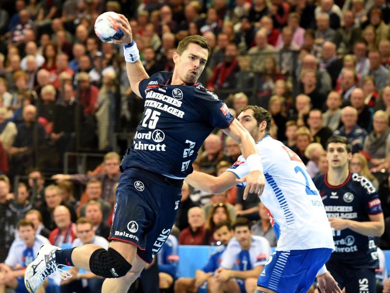 Flensburgs Rasmus Lauge kommt zum Wurf auf das Tor von Wisla Flensburgs Rasmus Lauge kommt zum Wurf auf das Tor von Wisla