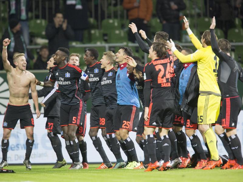 Die HSV-Spieler feiern den Derbysieg in Bremen