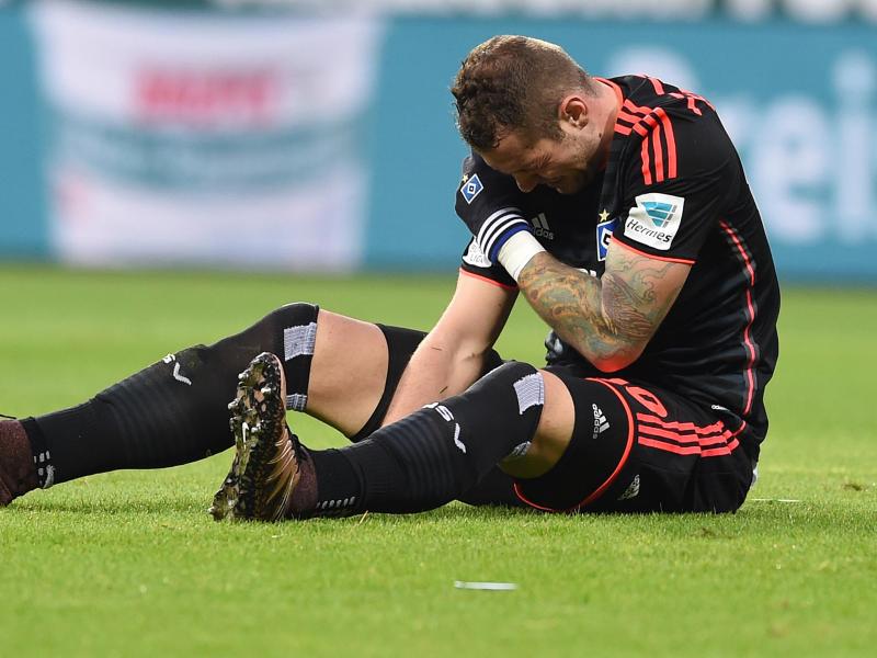 Hamburgs Pierre-Michel Lasogga verletzte sich im Derby gegen Bremen schwer an der Schulter