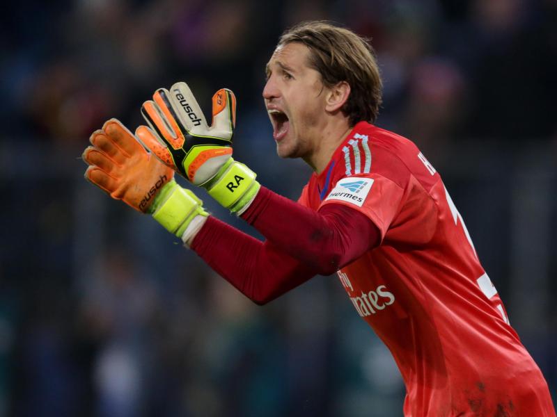 Torhüter Rene Adler musste das Training verletzungsbedingt vorzeitig abbrechen Torhüter Rene Adler musste das Training verletzungsbedingt vorzeitig abbrechen