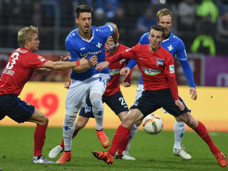 Darmstadts Sandro Wagner (M) spielte gegen seine Ex-Kollegen von Hertha BSC