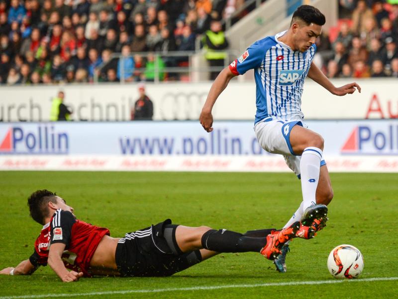 Benjamin Hübner (l) kann bald wieder im Spiel grätschen