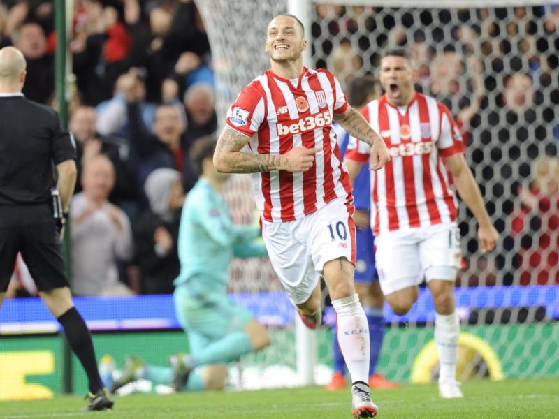 Marko Arnautovic (l.) feiert einen Treffer für Stoke City Marko Arnautovic (l.) feiert einen Treffer für Stoke City