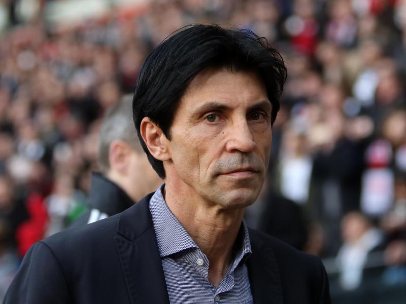 Bruno Hübner sucht noch einen Innenverteidiger für die Eintracht Bruno Hübner sucht noch einen Innenverteidiger für die Eintracht