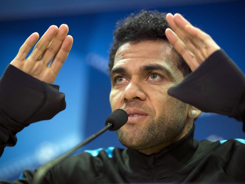 Barcelonas Dani Alves kritisierte Vertreter der Sportmedien scharf Barcelonas Dani Alves kritisierte Vertreter der Sportmedien scharf