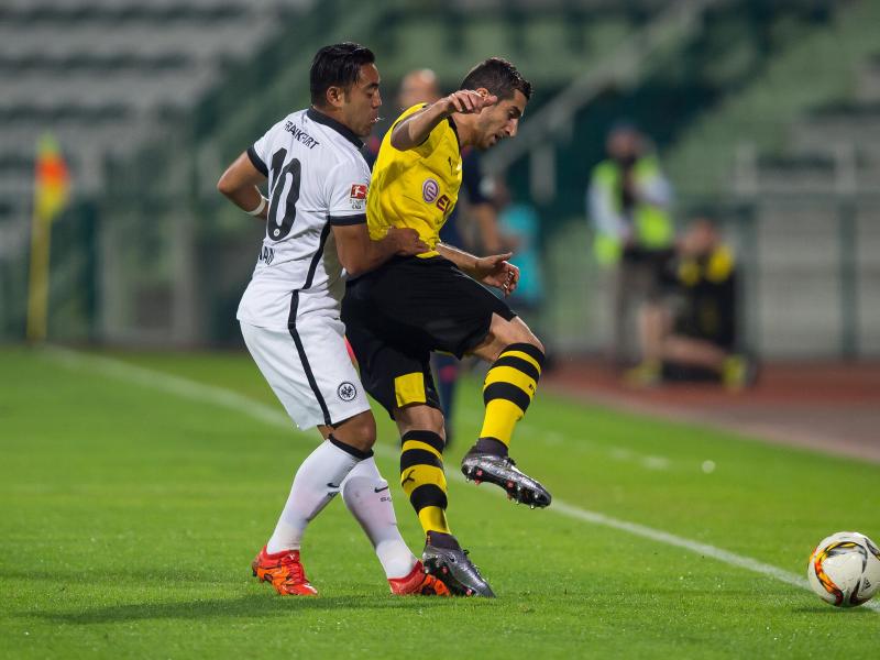 Frankfurts Neuzugang Marco Fabian (l.) spielte im Testspiel gegen Borussia Dortmund durch Frankfurts Neuzugang Marco Fabian (l.) spielte im Testspiel gegen Borussia Dortmund durch
