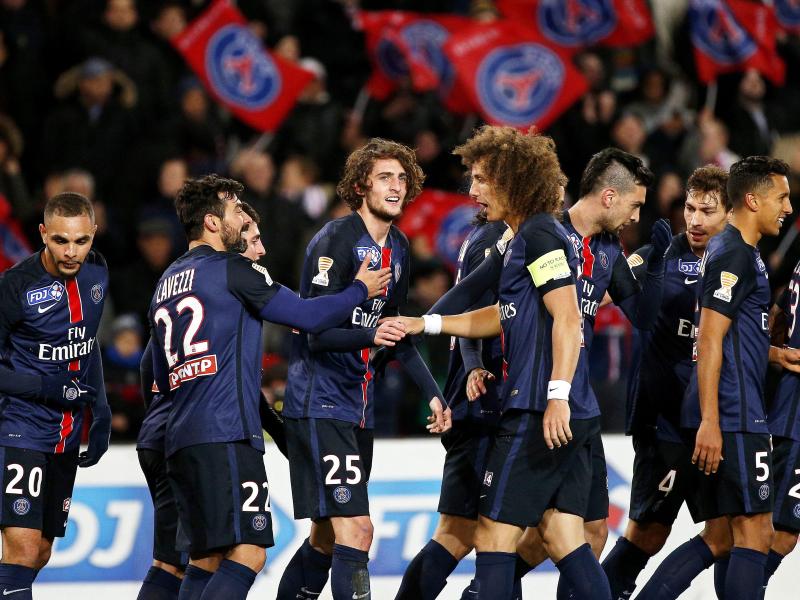 Die Spieler von Paris St. Germain feiern das 1:0 gegen Olympique Lyon