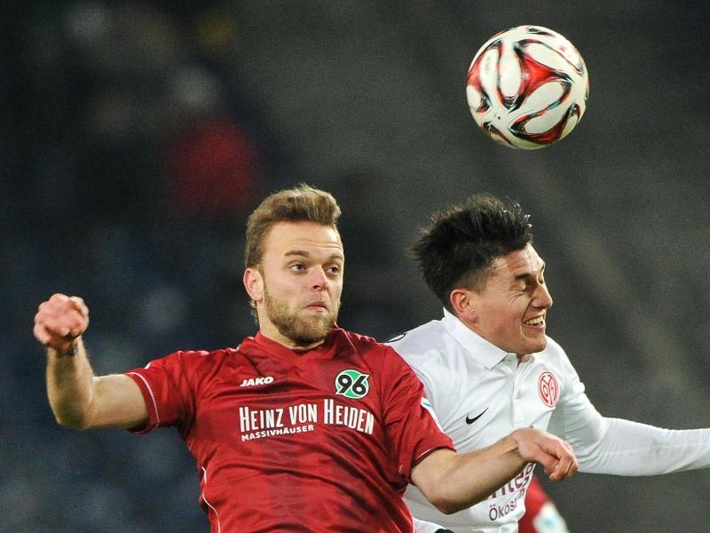 Maurice Hirsch (l.) kam in Hannover in dieser Saison noch nicht zum Zug Maurice Hirsch (l.) kam in Hannover in dieser Saison noch nicht zum Zug