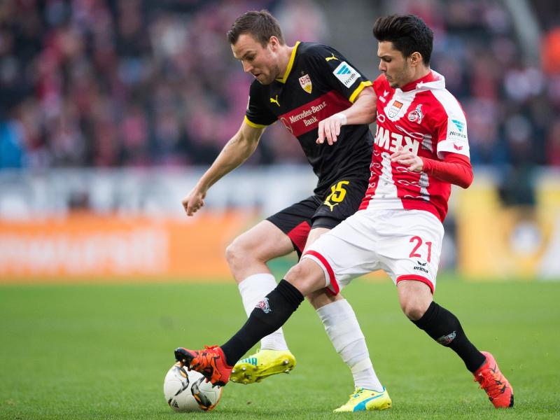 Stuttgarts Kevin Großkreutz (r.) im Zweikampf mit Leonardo Bittencourt vom 1. FC Köln