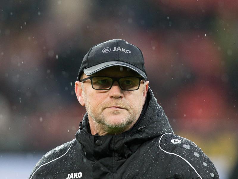 Hannovers Trainer Thomas Schaaf steht im Regen