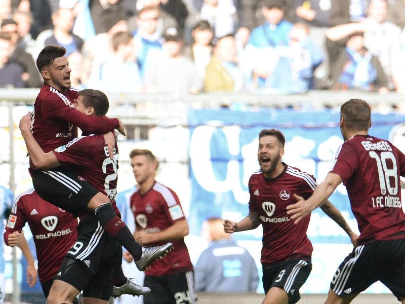 Die Spieler des 1. FC Nürnberg bejubeln den Treffer zum 1:0 gegen 1860 München