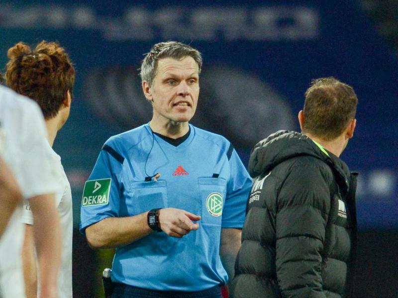 Schiedsrichter Michael Weiner stand im Zentrum der Augsburger Wut