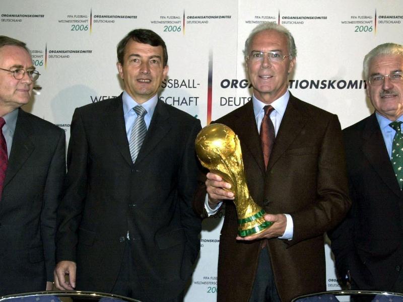 Horst Schmidt (l-r), Wolfgang Niersbach, Franz Beckenbauer und Fedor Radmann bildeten das Organisationskommitee