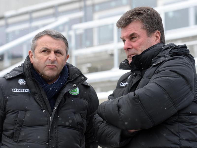 Keine rosigen Zeiten für Wolfsburgs Manager Klaus Allofs (l) und Trainer Dieter Hecking