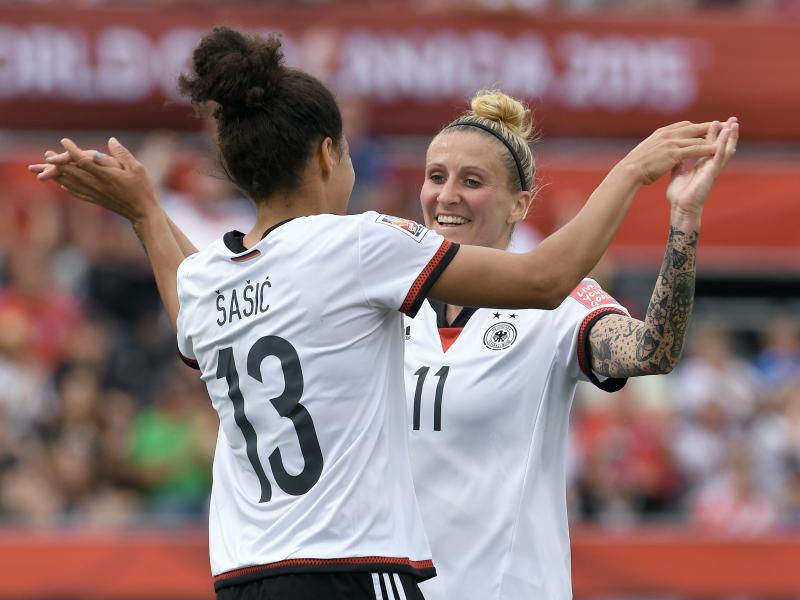 Anja Mittag und die zurückgetretene Celia Sasic wurden in die Weltauswahl gewählt Anja Mittag und die zurückgetretene Celia Sasic wurden in die Weltauswahl gewählt