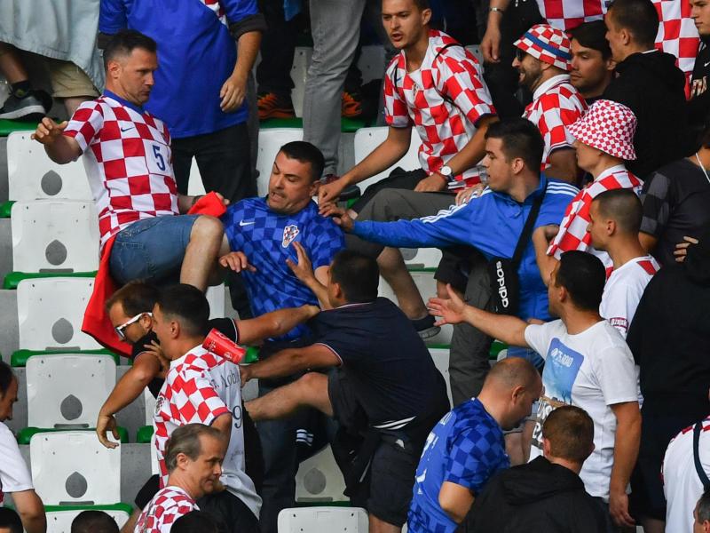 Kroatische Fans prügelten nach dem Bengalo-Eklat aufeinander ein
