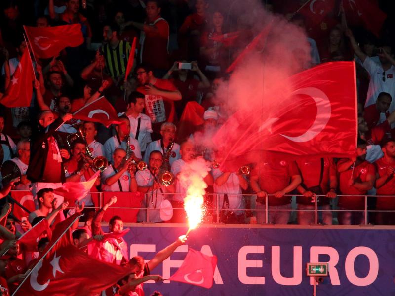 Türkische Fans zündeten im Stadion Bengalos