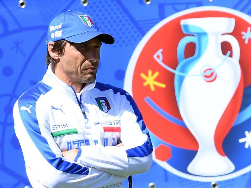 Italiens Coach Antonio Conte schaut im Training, wer sich für Irland anbietet