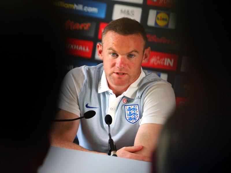 Wayne Rooney spricht auf einer Pressekonferenz