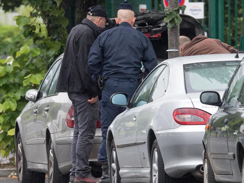 Die französische Polizei inspiziert ein im Halteverbot stehendes Fahrzeug am Stadion Stade de France Die französische Polizei inspiziert ein im Halteverbot stehendes Fahrzeug am Stadion Stade de France