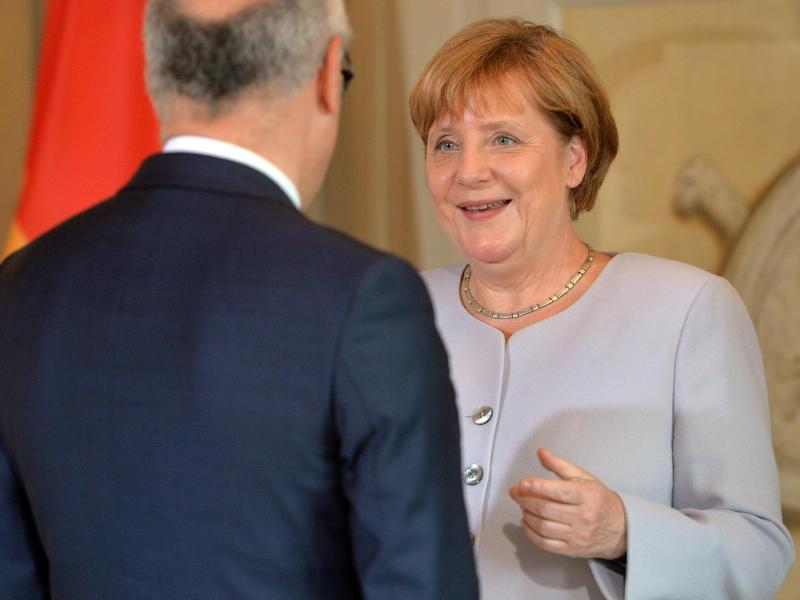 Bei einem Empfang lobte Bundeskanzlerin Angela Merkel den EM-Gastgeber und gratulierte dem neuen Europameister