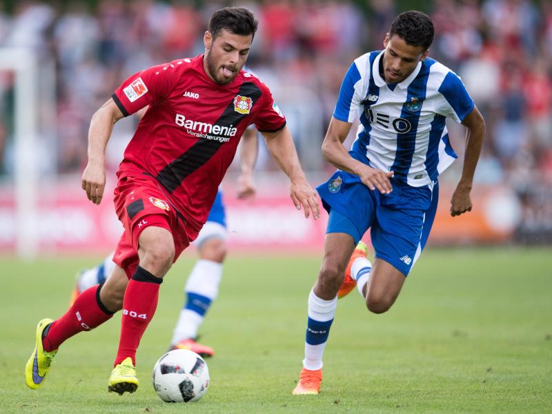 Leverkusens Kevin Volland (l.) und Portos Diego Reyes kämpfen um den Ball