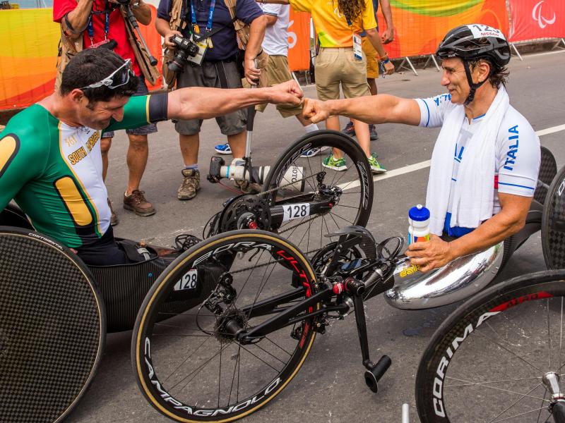 Alessandro Zanardi (r.) gratuliert dem Sieger Ernst van Dyk Alessandro Zanardi (r.) gratuliert dem Sieger Ernst van Dyk