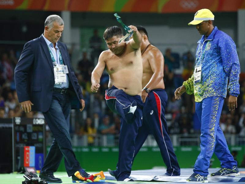 Weil sie mit der Wertung nicht einverstanden waren entkleideten sich in Rio zwei mongolische Trainer Weil sie mit der Wertung nicht einverstanden waren entkleideten sich in Rio zwei mongolische Trainer