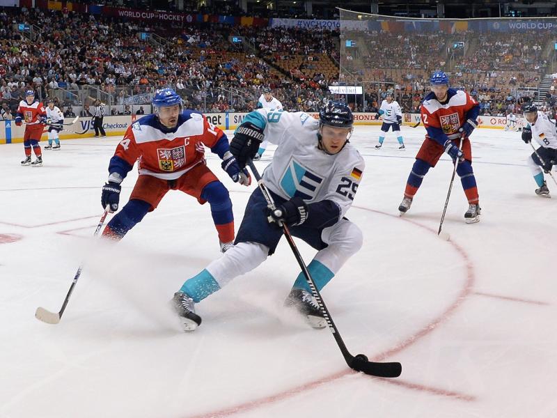 Leon Draisaitl führt für das Team Europa im Spiel gegen Tschechien den Puck beim World Cup of Hockey