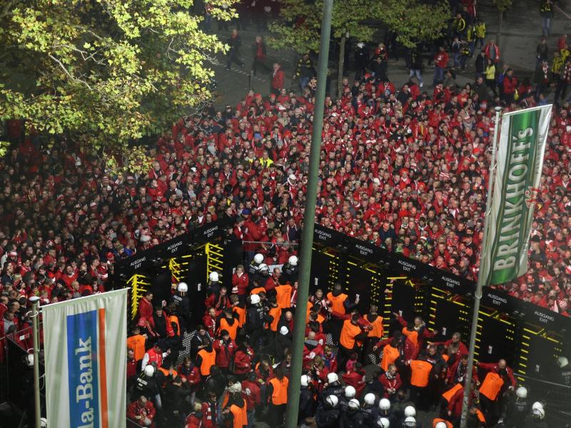 Einige hundert Anhänger von Union befanden sich kurz vor Start der Partie noch vor dem Stadion