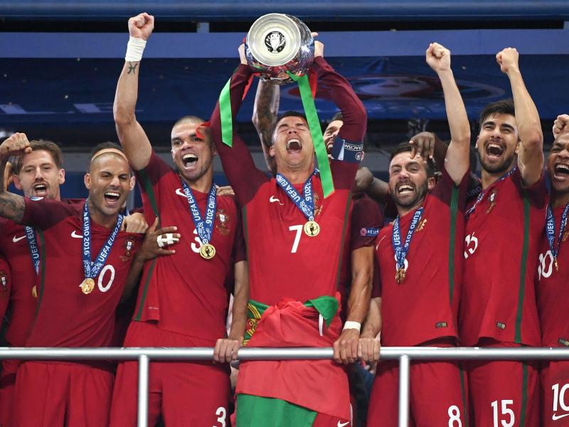 Cristiano Ronaldo (M.) wurde mit Portugal Europameister