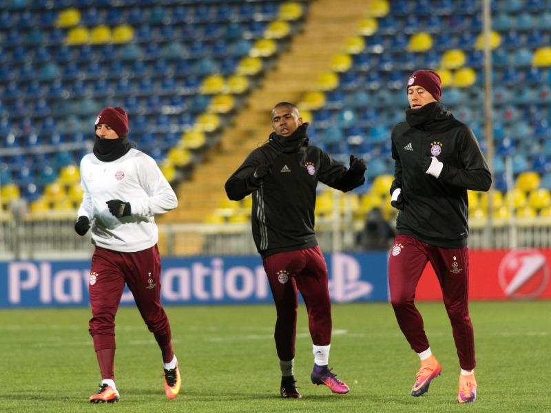 Franck Ribéry, Douglas Costa und Robert Lewandowski (v.l.) müssen sich in Rostov warm anziehen