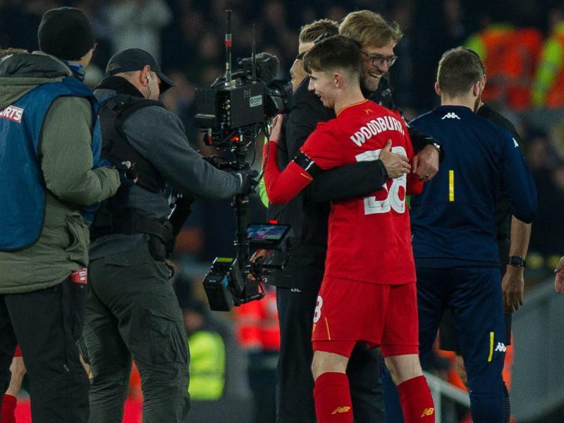 Liverpools Teammanager Jürgen Klopp gratuliert seinem 