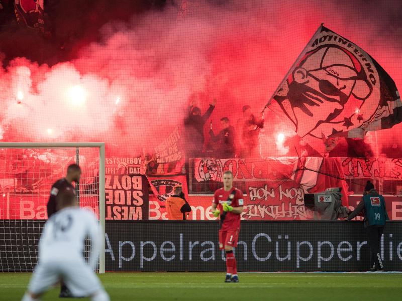 Leverkusener Fans brannten vor dem Spiel Bengalos ab