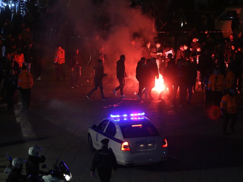 Beim Hinspiel im Toumba Stadion in Thessaloniki zündeten Fans Pyrotechnik