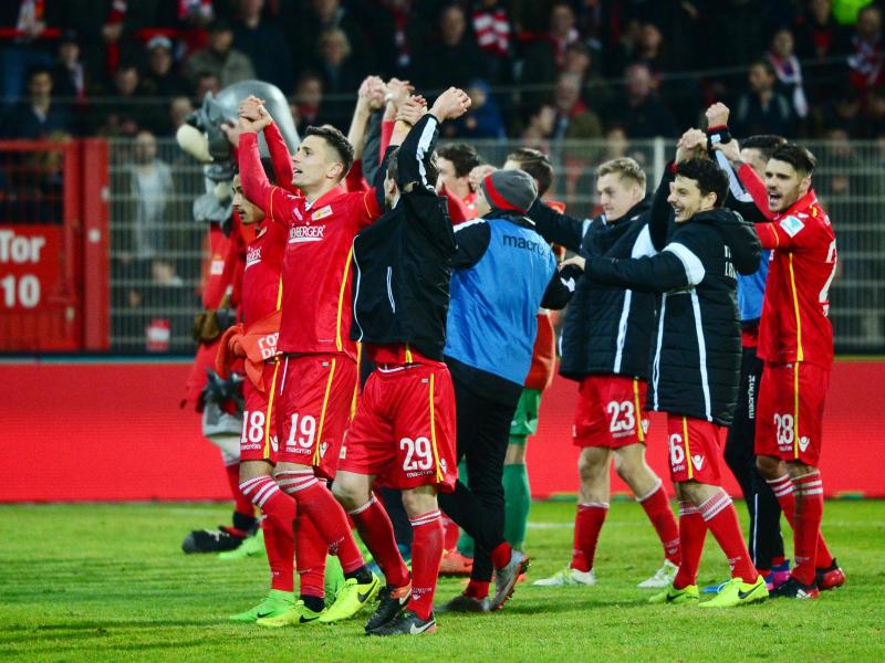Die Berliner feiern mit ihren Fans den 2:0-Erfolg gegen die Würzburger Kickers