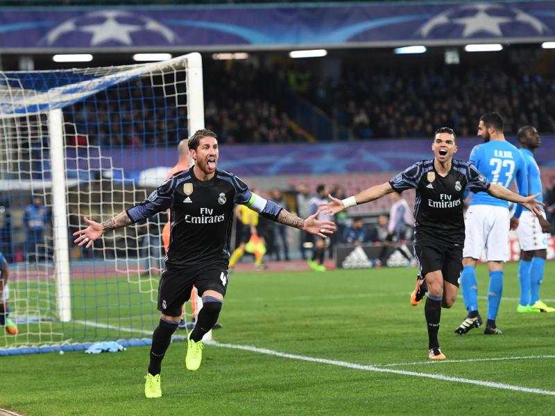 Sergio Ramos (l) war der Matchwinner für Real Madrid in Neapel. Foto: Ciro Fusco