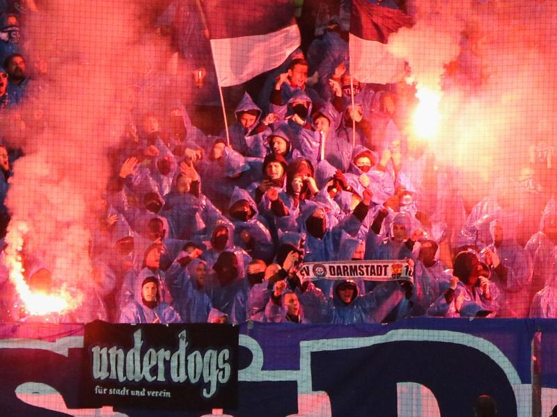 Lilien-Ultras brennen in Frankfurt Feuerwerk ab
