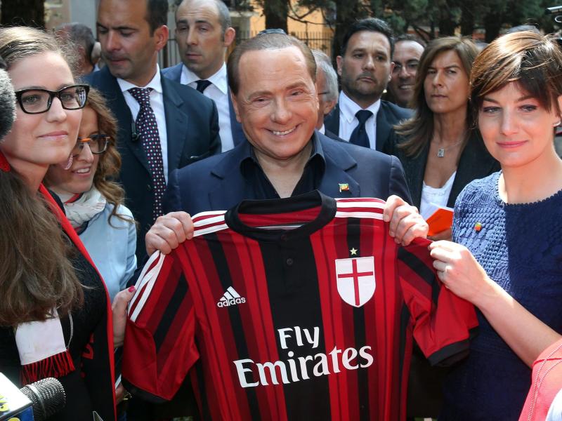 Eine Investorengruppe kauft Milan von Silvio Berlusconis Familienholding