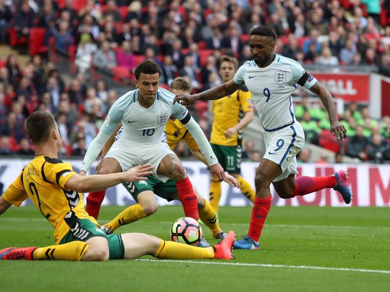 Englands Jermain Defoe (r.) erzielt den Treffer zum 1:0.