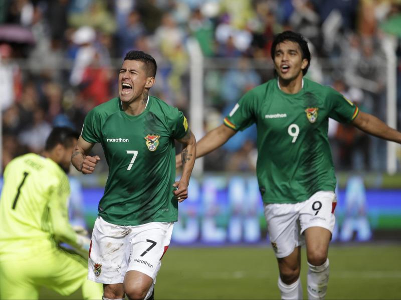 Die Bolivier Juan Carlos Arce (l.) und Marcelo Martins jubeln über das 1:0 gegen Argentinien