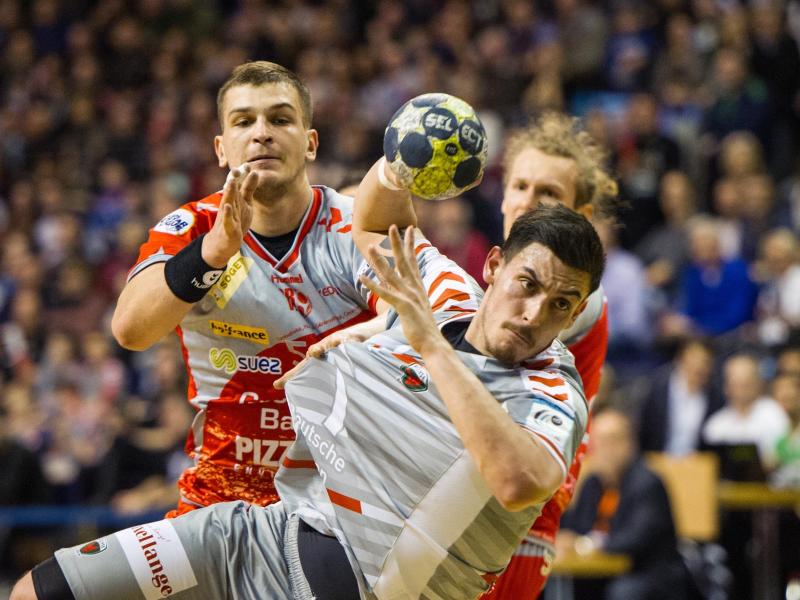 Füchse-Spieler Ignacio Plaza Jimenez (vorn) kommt im EHF Cup zum Torwurf