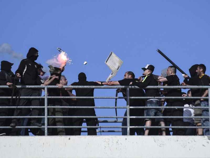 Hooligans von PAOK Saloniki und AEK Athen gehen in Griechenland aufeinander los