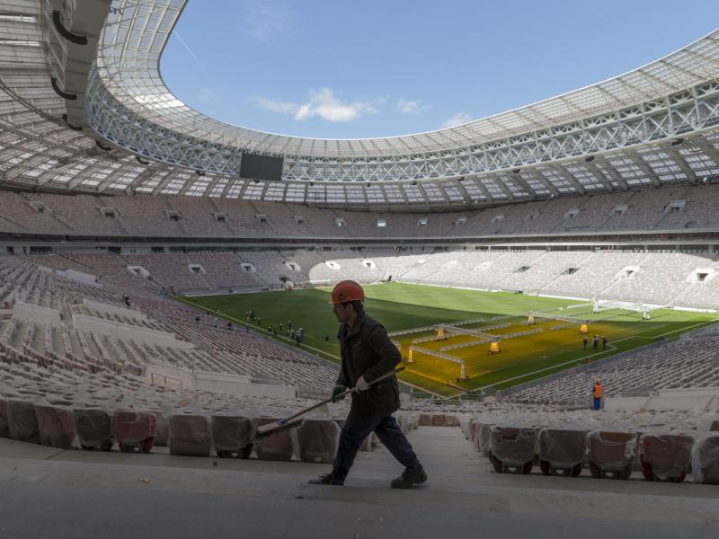 Ein Arbeiter säubert das WM-Stadion in Moskau