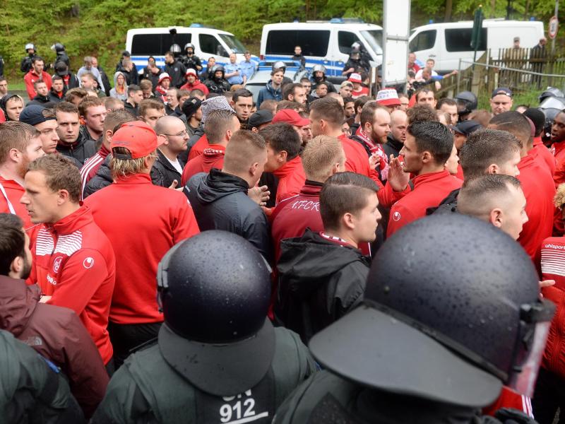 Kaiserslauterns Fans blockierten nach dem Spiel auch die Stadion-Ausfahrt und stellten die Spieler zur Rede. Foto: Thomas Eisenhuth