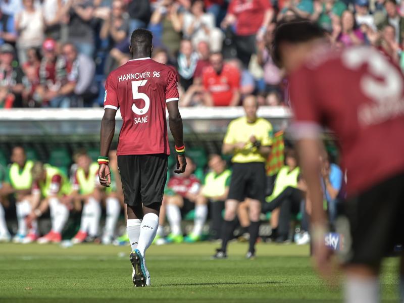 Hannovers Salif Sané verlässt im Spiel gegen Stuttgart nach der Roten Karte den Platz